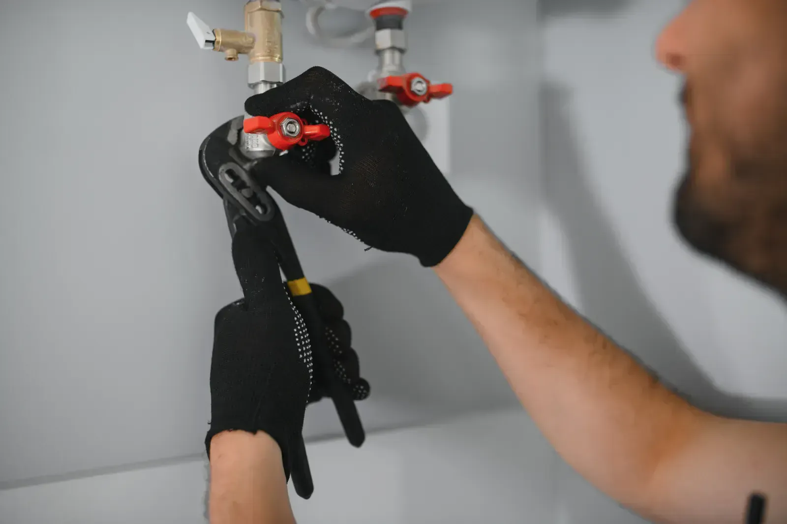 Plombier rénovant une salle de bain à Saint-Maur-des-Fossés (94100)